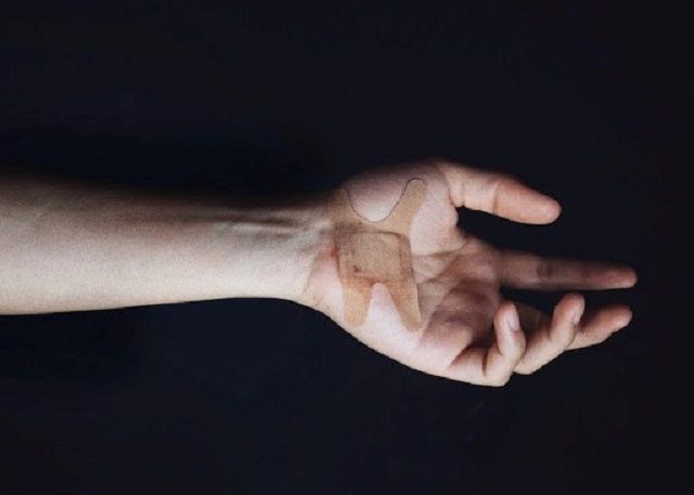Verletzte Hand mit Pflaster verbunden