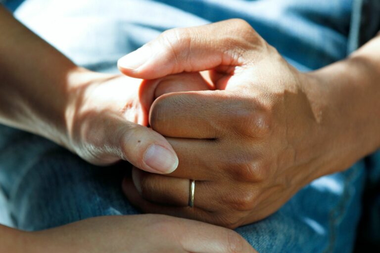Pleger hält die Hand eines Patienten