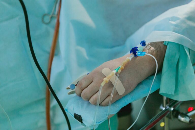Bettlägeriger Patient wird untersucht